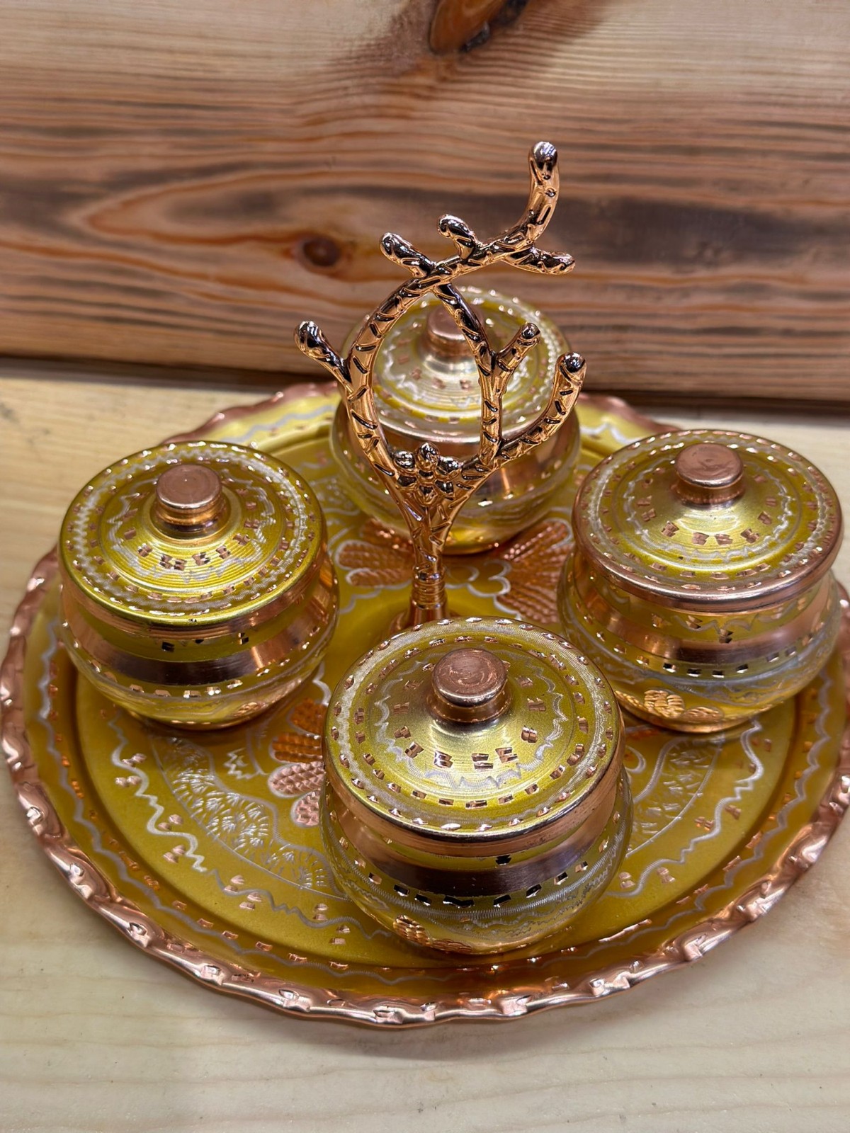 BAKIR BAHARATLIK İŞLEMELİ ALTIN SARISI TEPSİ 20 CM BAHARATLIKLAR 6*6