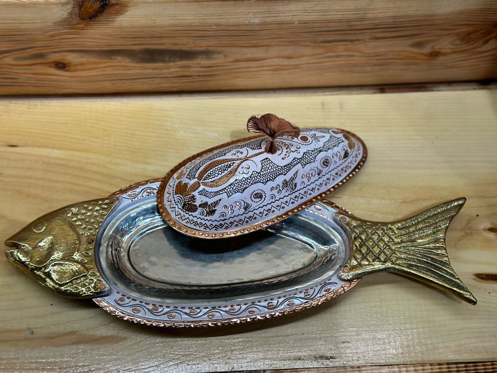 BAKIR BALIK SUNUMLUK EL İŞLEMESİ BEYAZ BALIK 40 CM HAZNE 20 CM