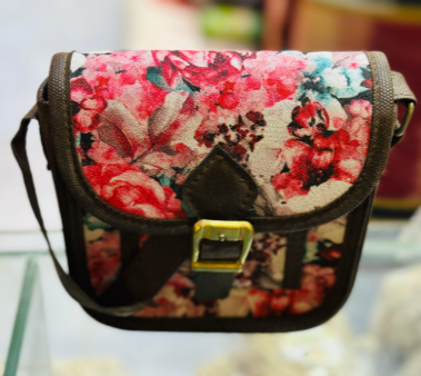 ÇANTA YANDAN ASKILI KÜÇÜK ÇANTA YANDAN ASKILI KÜÇÜK