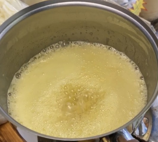 TEREYAĞI KÖY SÜTÜNDEN 1000 gr (Az Tuzlu)